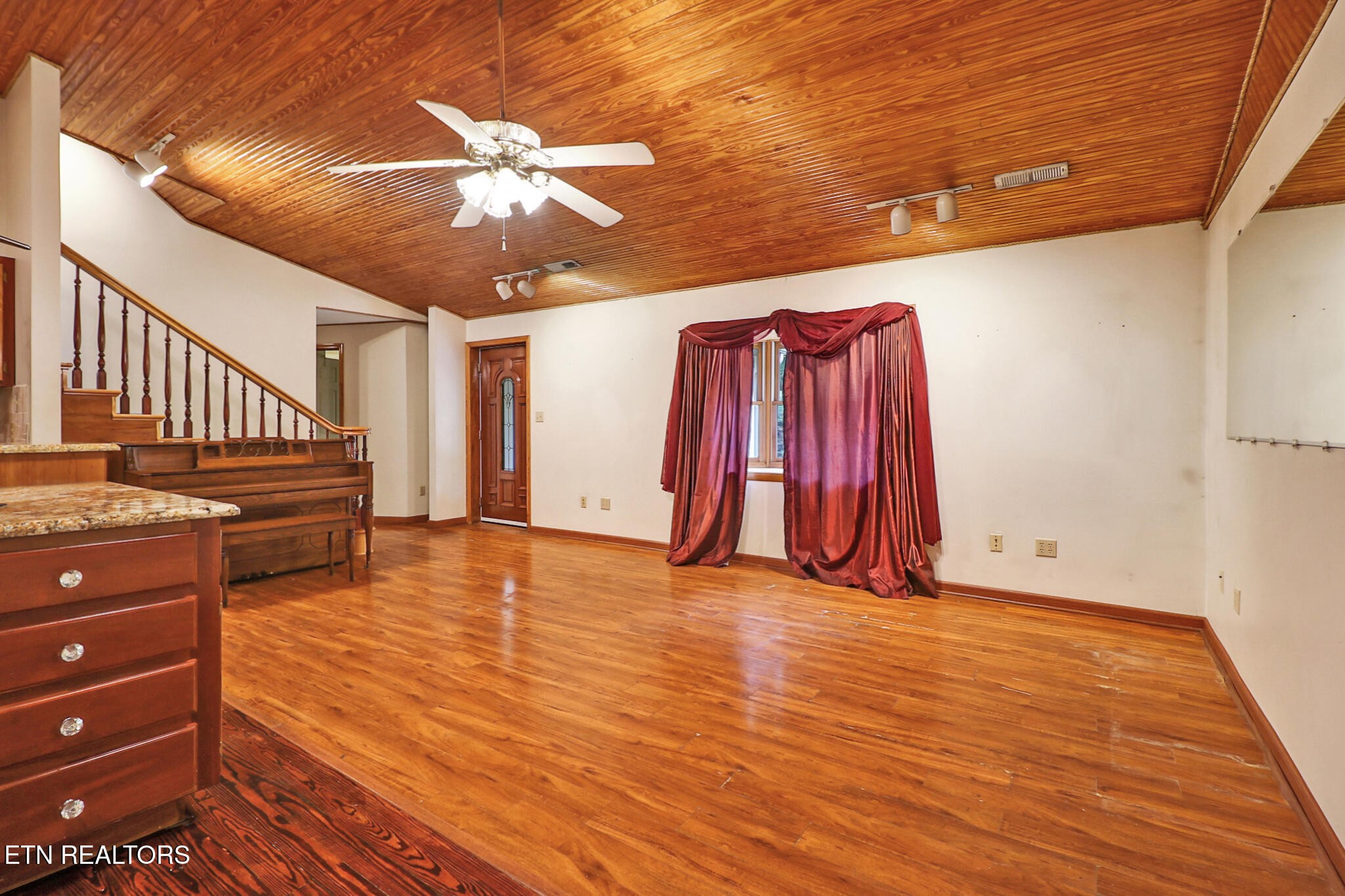 395 Ashley Lane Oneida, TN 37841 - Photo 8 of 40