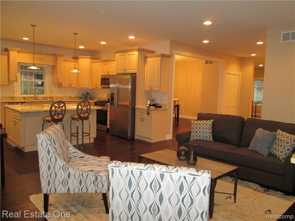57 Maywood Avenue Pleasant Ridge, MI 48069 - Photo 9 of 44 IMG_0001 (1).jpg