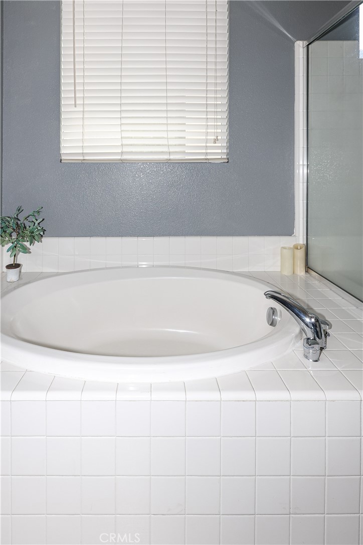 1367 Esplanade Drive Merced, CA 95348 - Photo 36 of 51 a bathroom with a bathtub