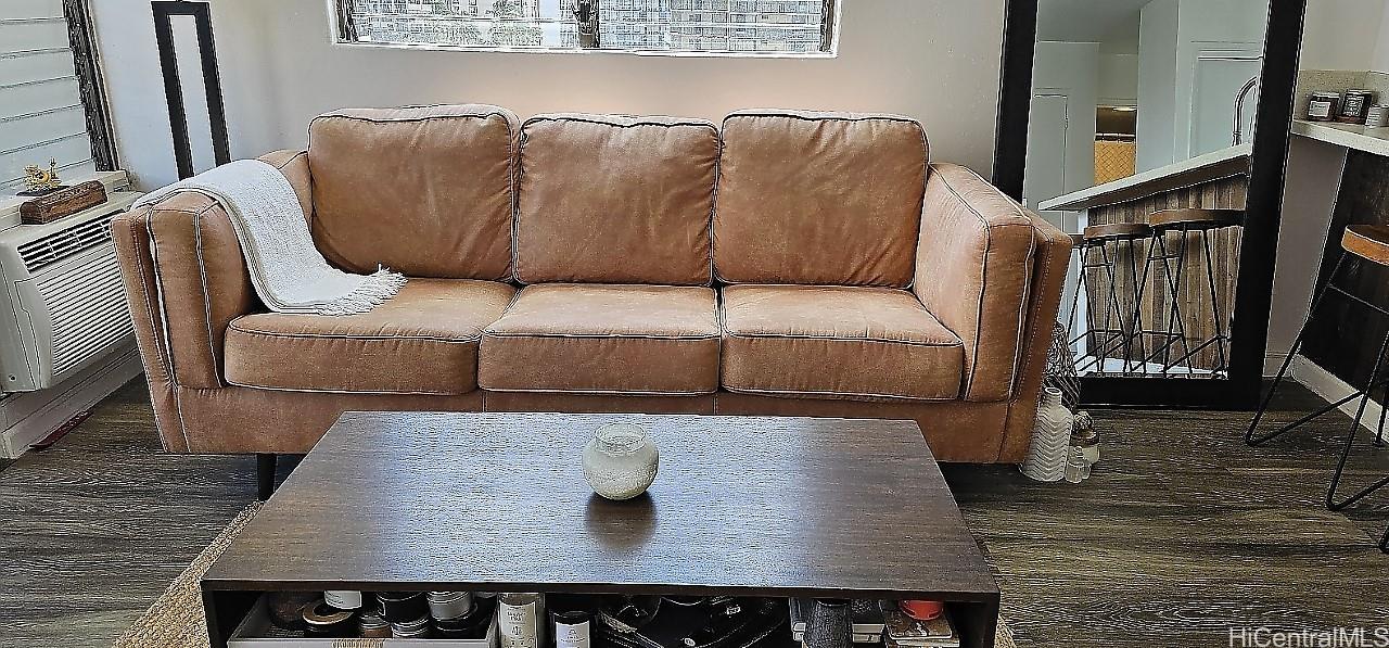 2240 Kūhiō Avenue, Unit 905 Honolulu, HI 96815 - Photo 6 of 18 a living room with a couch
