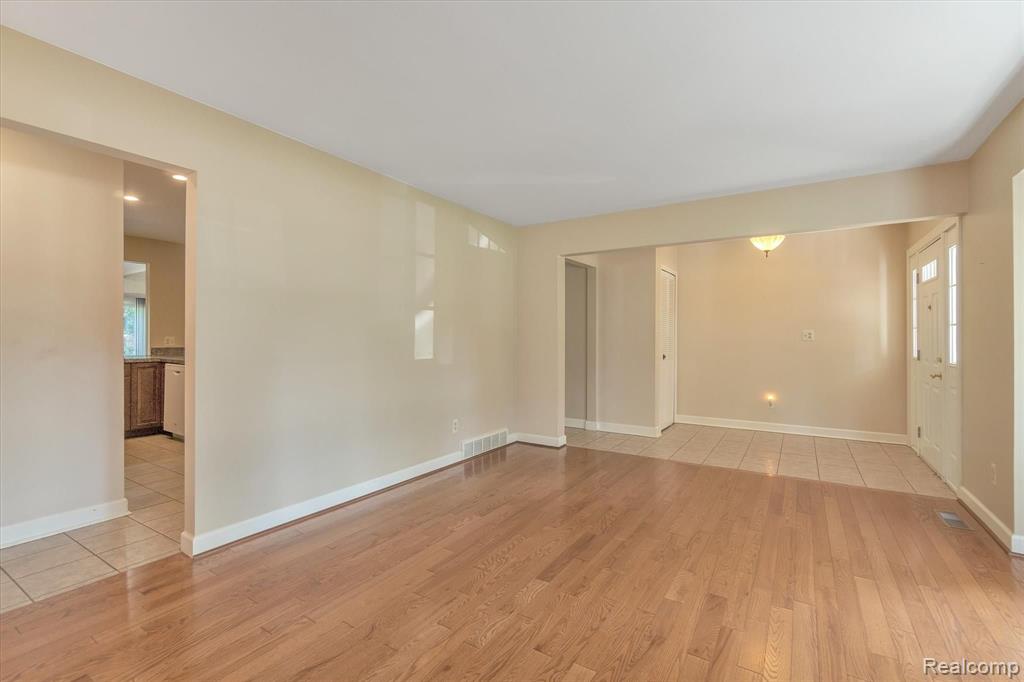 29537 Fox Grove Road Farmington Hills, MI 48334 - Photo 11 of 37