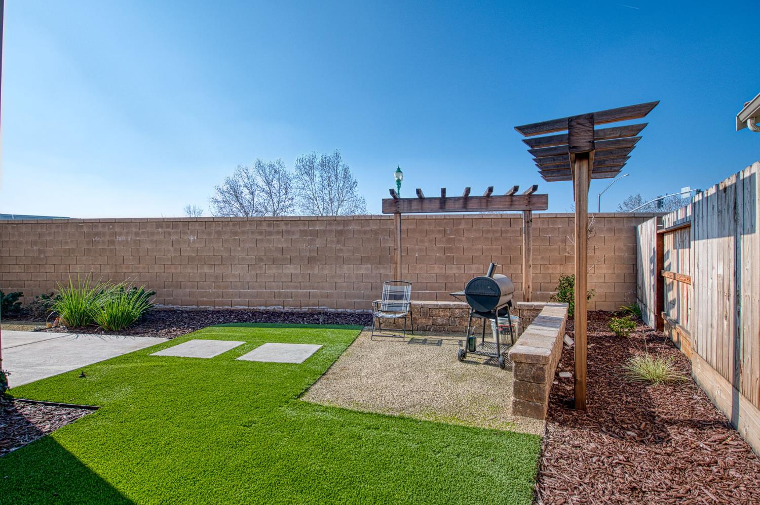 987 North Filbert Avenue Fresno, CA 93727 - Photo 2 of 12