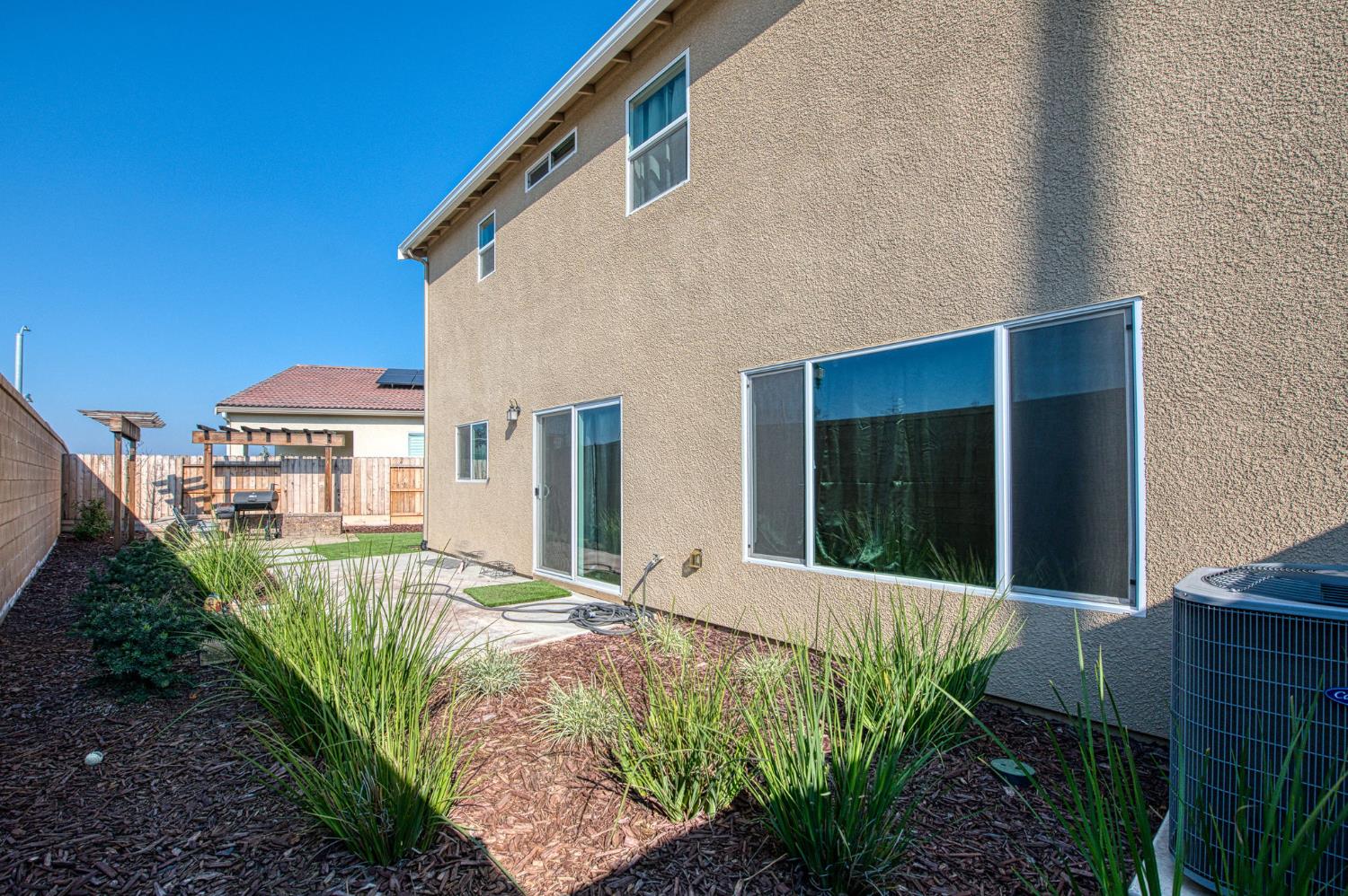 987 North Filbert Avenue Fresno, CA 93727 - Photo 33 of 38 a house view with a garden space