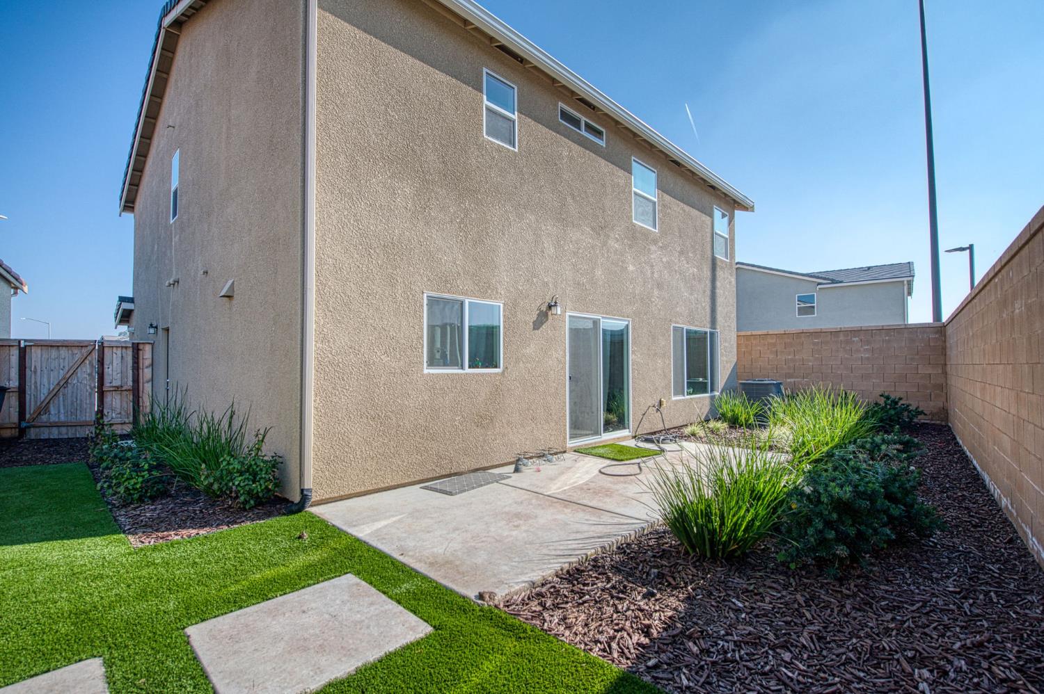 987 North Filbert Avenue Fresno, CA 93727 - Photo 34 of 38 a front view of a house with garden