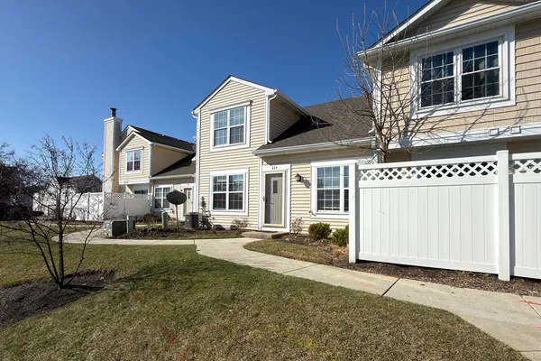 $339,000 | 424 Le Parc Circle, Buffalo Grove, IL 60089