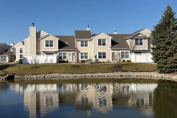 $339,000 | 424 Le Parc Circle, Buffalo Grove, IL 60089