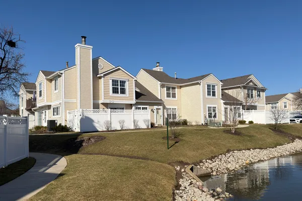 $339,000 | 424 Le Parc Circle, Buffalo Grove, IL 60089