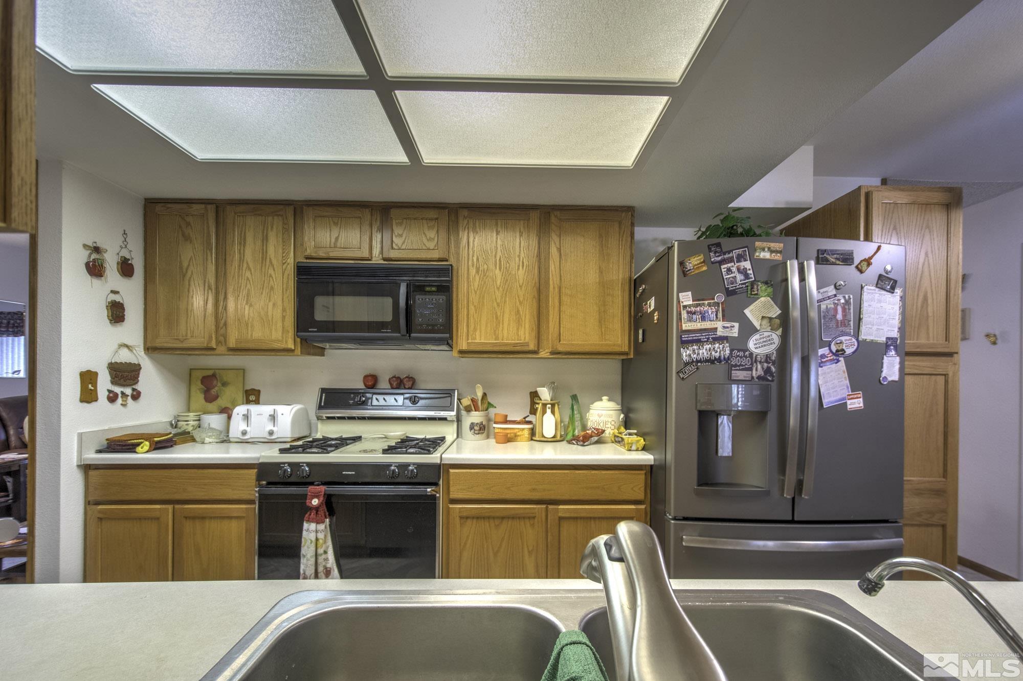 2626 Rice Road Fallon, NV 89406 - Photo 19 of 39 a kitchen that has a sink cabinets and window