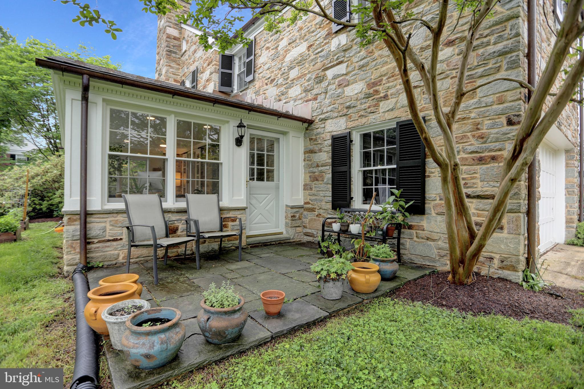 121 Croydon Road Baltimore, MD 21212 - Photo 3 of 57 a backyard of a house with seating space