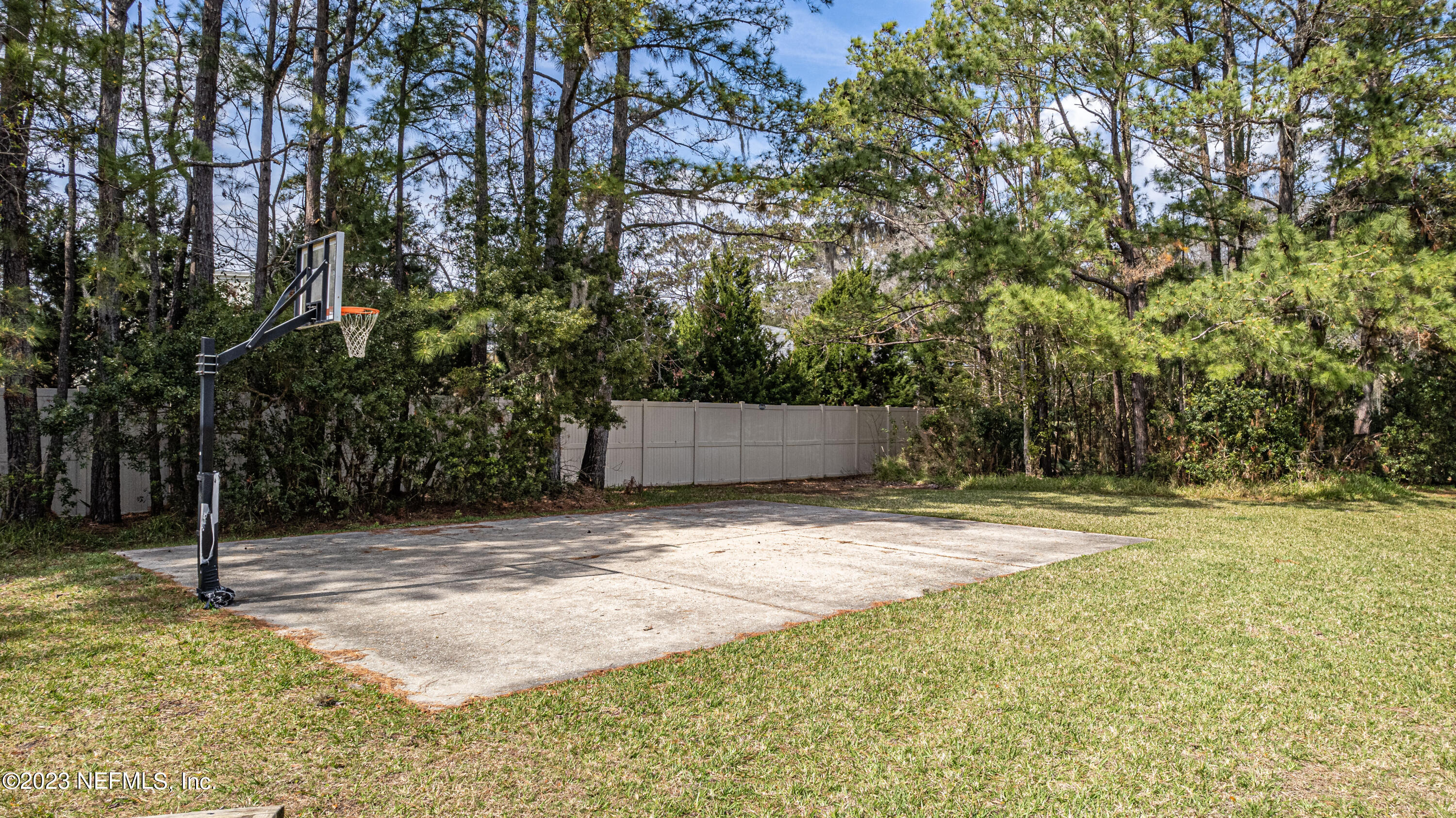 513 Fresh Pond Road Ponte Vedra Beach, FL 32082 - Photo 9 of 58 a backyard of a house with lots of green space