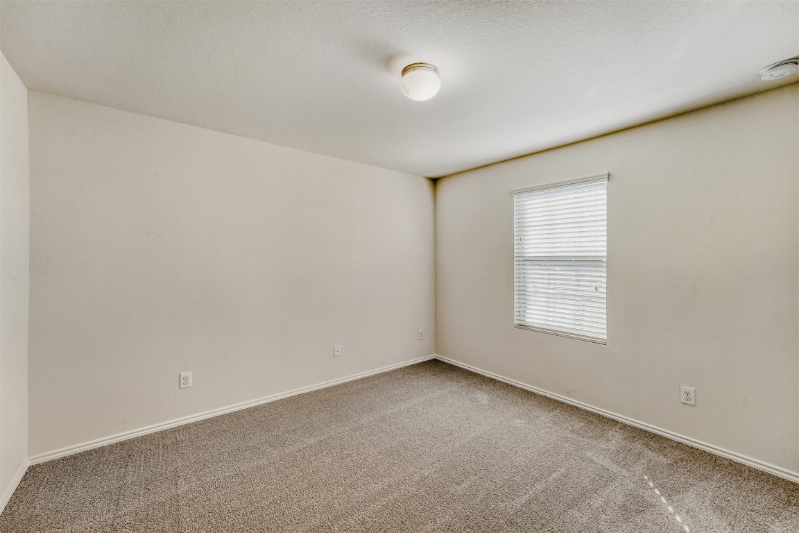 433 Druse Lane Jarrell, TX 76537 - Photo 22 of 28 Carpeted spare room featuring baseboards and a smoke detector