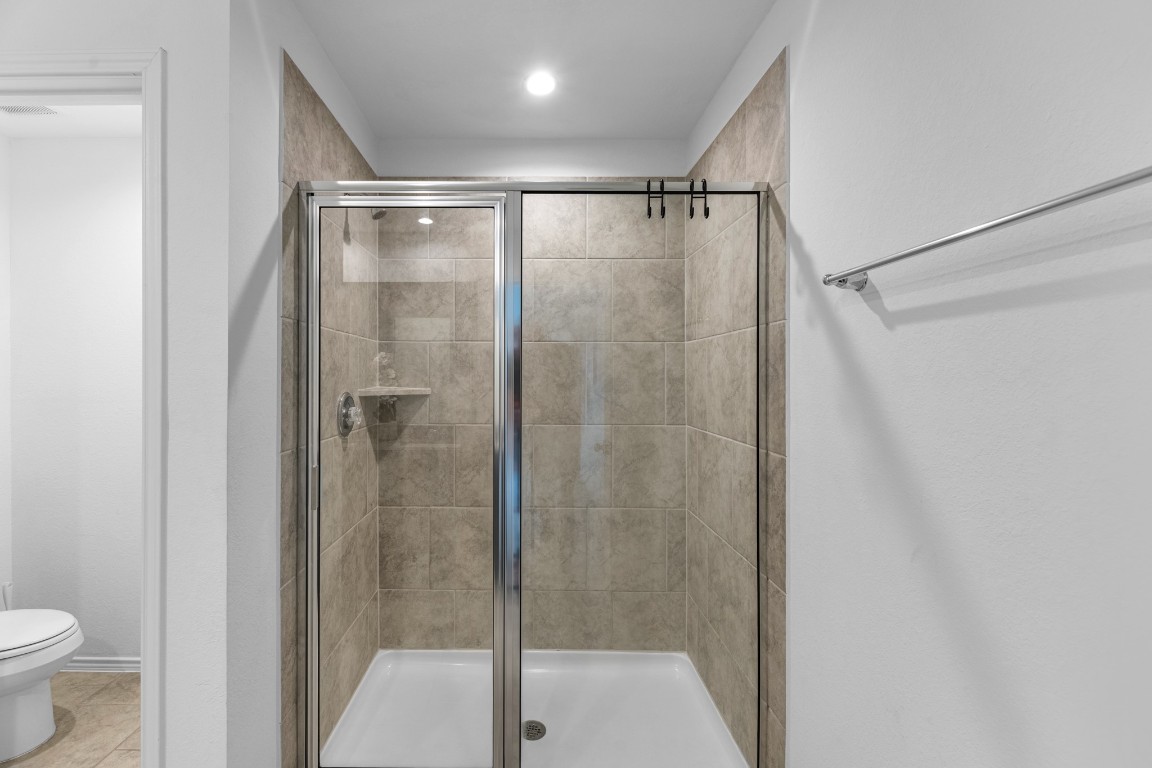7534 Cynomys Court Rosharon, TX 77583 - Photo 20 of 35 a bathroom with a shower and a toilet