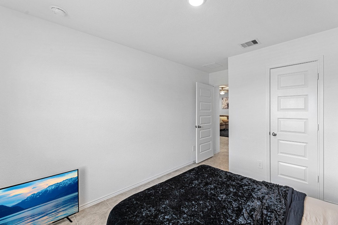7534 Cynomys Court Rosharon, TX 77583 - Photo 23 of 35 a bedroom with a bed and a dresser