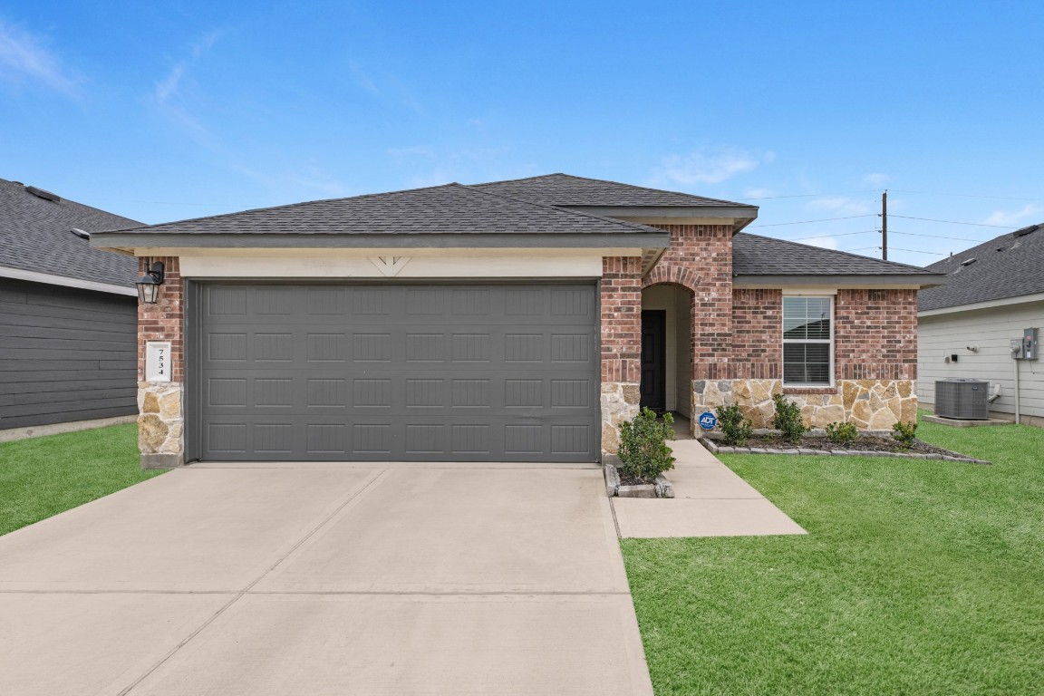 7534 Cynomys Court Rosharon, TX 77583 - Photo 3 of 35 a front view of house with yard