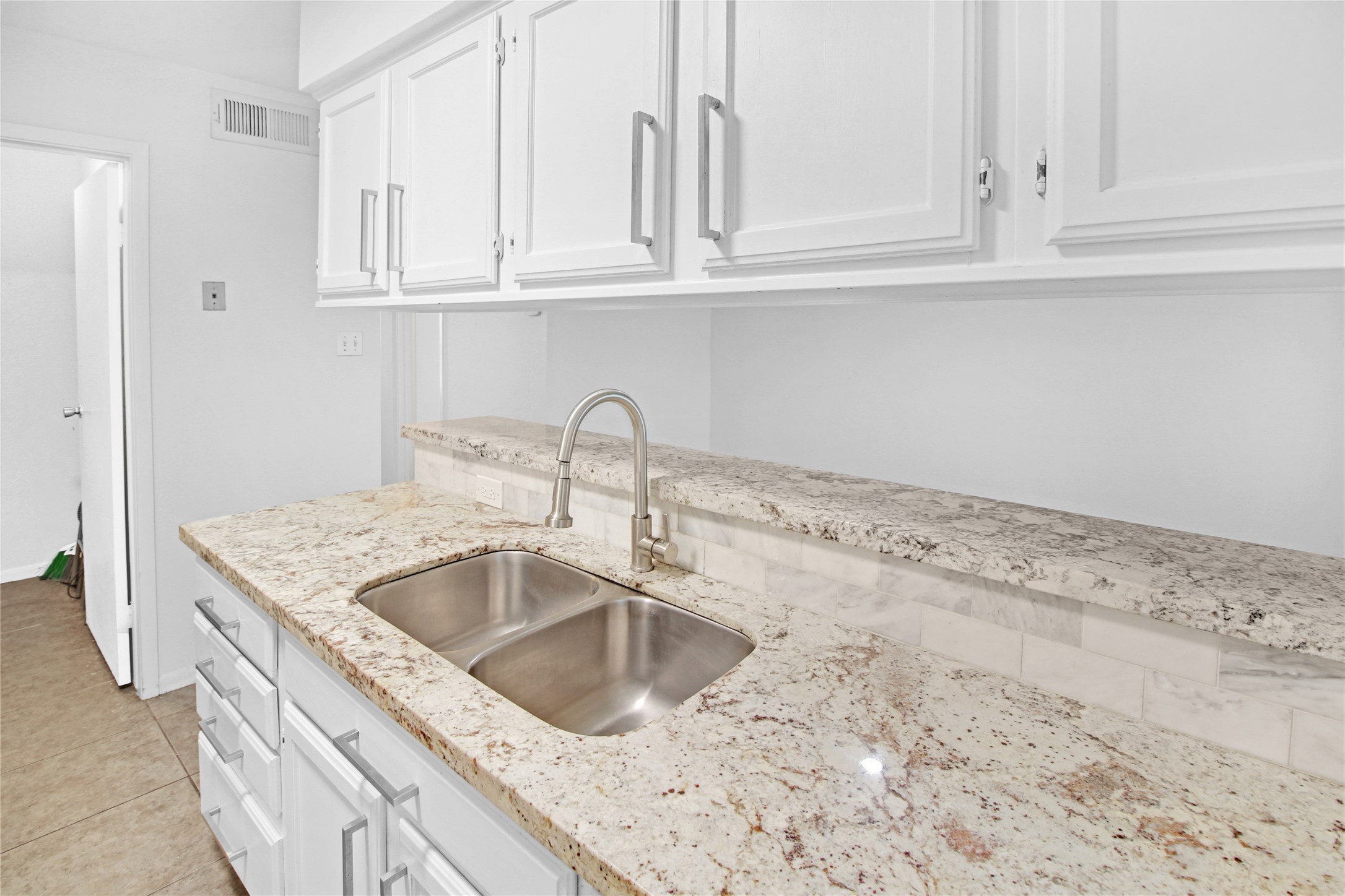 1500 Sandy Springs Road, Unit 69 Houston, TX 77042 - Photo 4 of 32 Kitchen