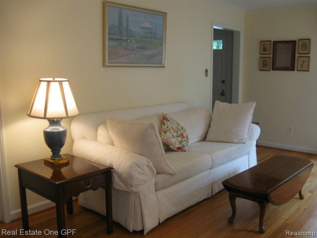 276 Fisher Road Grosse Pointe, MI 48230 - Photo 3 of 23 3 (1).jpg