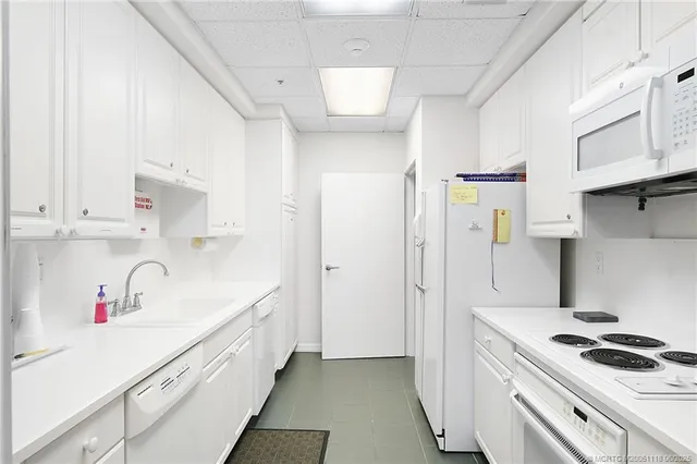 $6,000 | 8600 South Ocean Drive, Unit 306, Jensen Beach, FL 34957