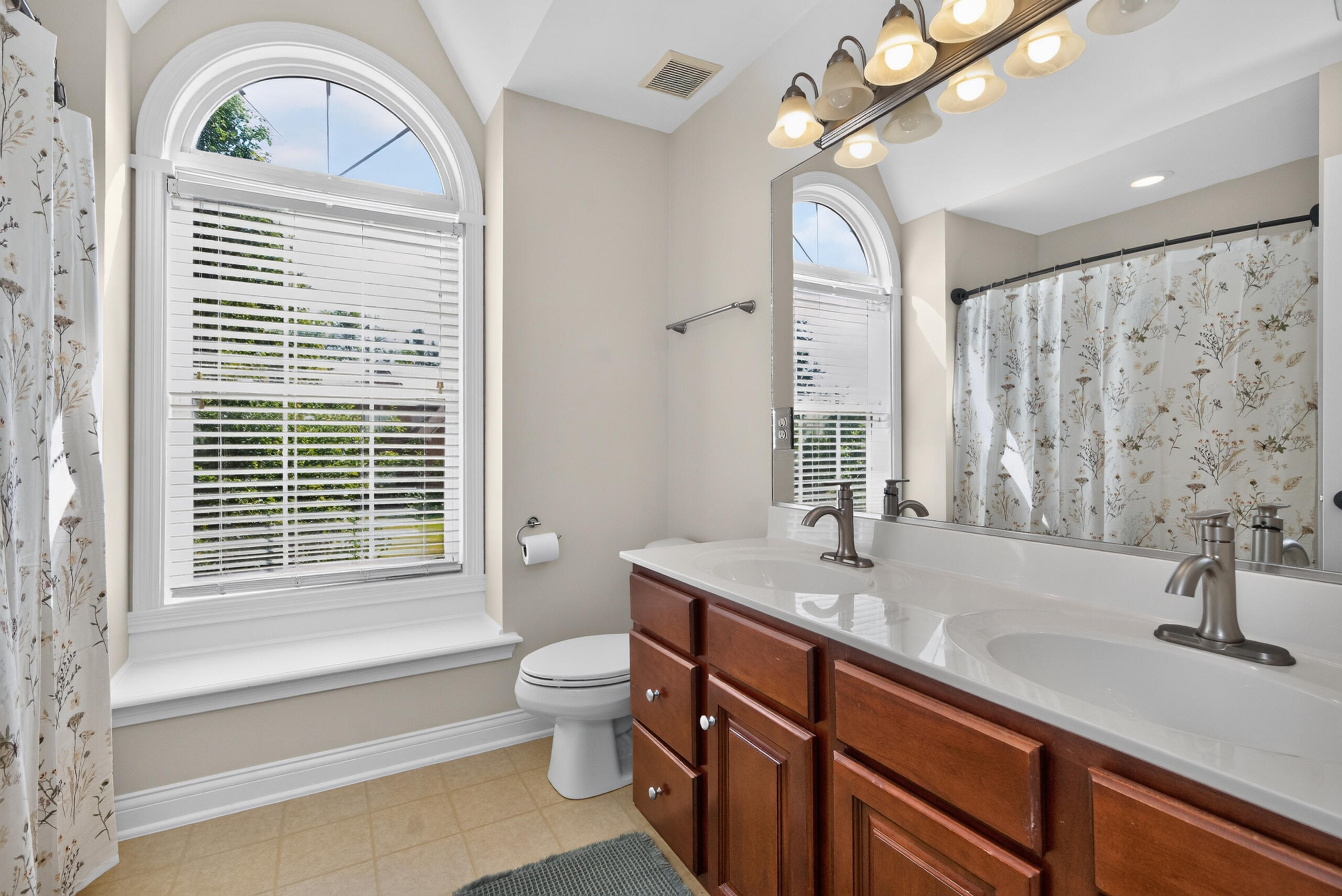 3720 Ridgeview Way Lexington, KY 40509 - Photo 32 of 38 2nd floor full bathroom