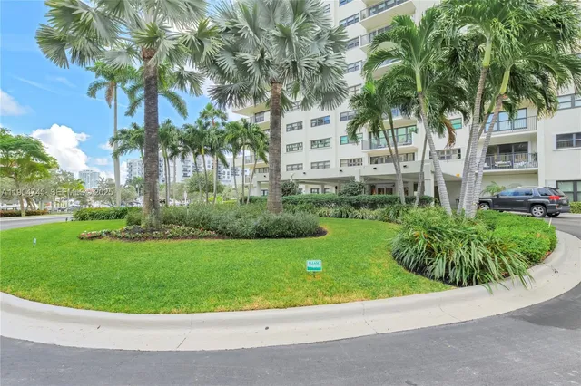 $2,400 | 3200 Port Royale Drive North, Unit 1210, Fort Lauderdale, FL 33308
