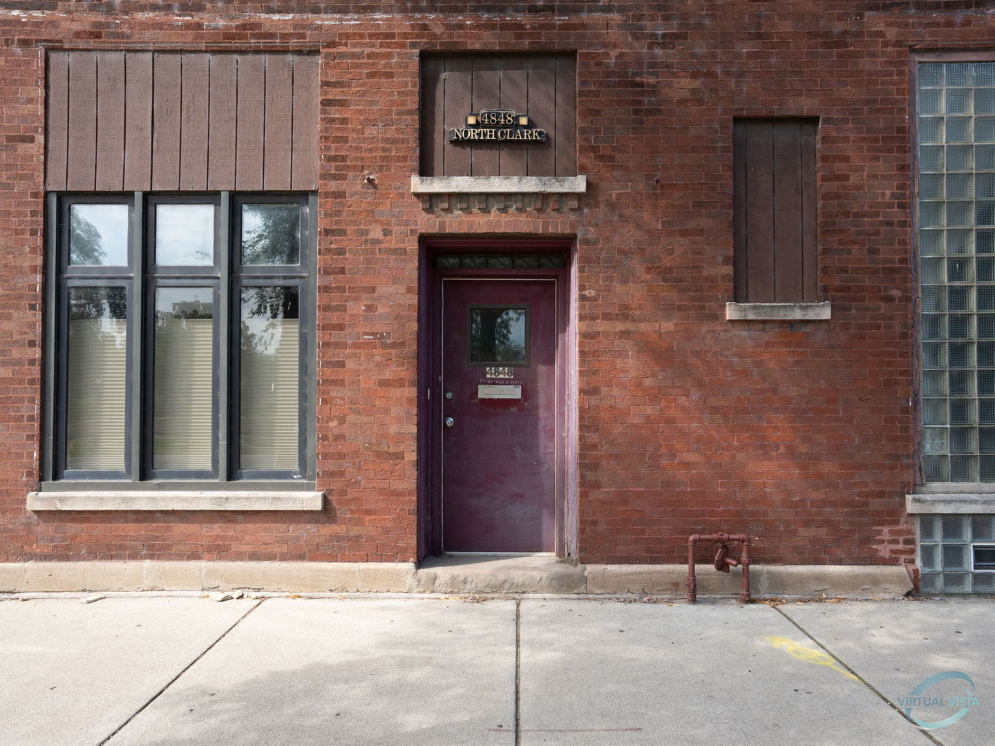 4848 North Clark Street Chicago, IL 60640 - Photo 4 of 14 a building with a outdoor space