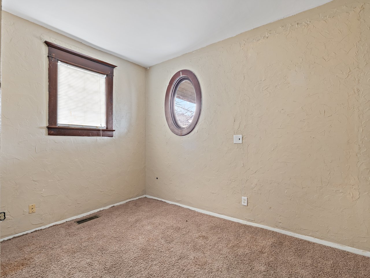 1546 12th Avenue Moline, IL 61265 - Photo 6 of 32 an empty room with a window