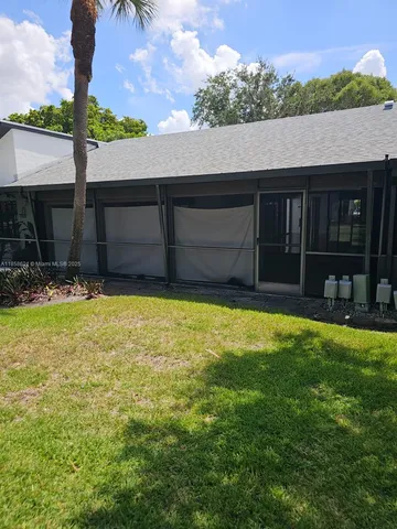 a view of a backyard