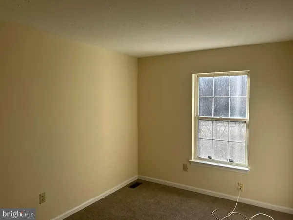 $2,400 | 892 North Waterford Lane, Wilmington, DE 19808