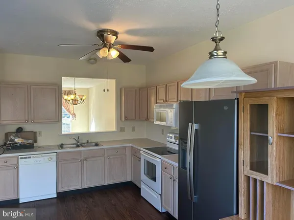 $2,400 | 892 North Waterford Lane, Wilmington, DE 19808