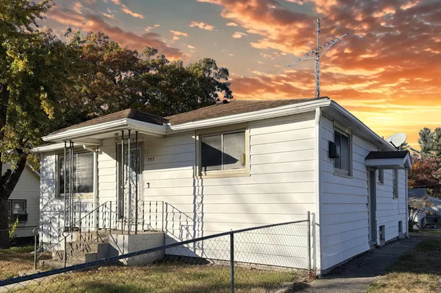 a view of a house with a yard