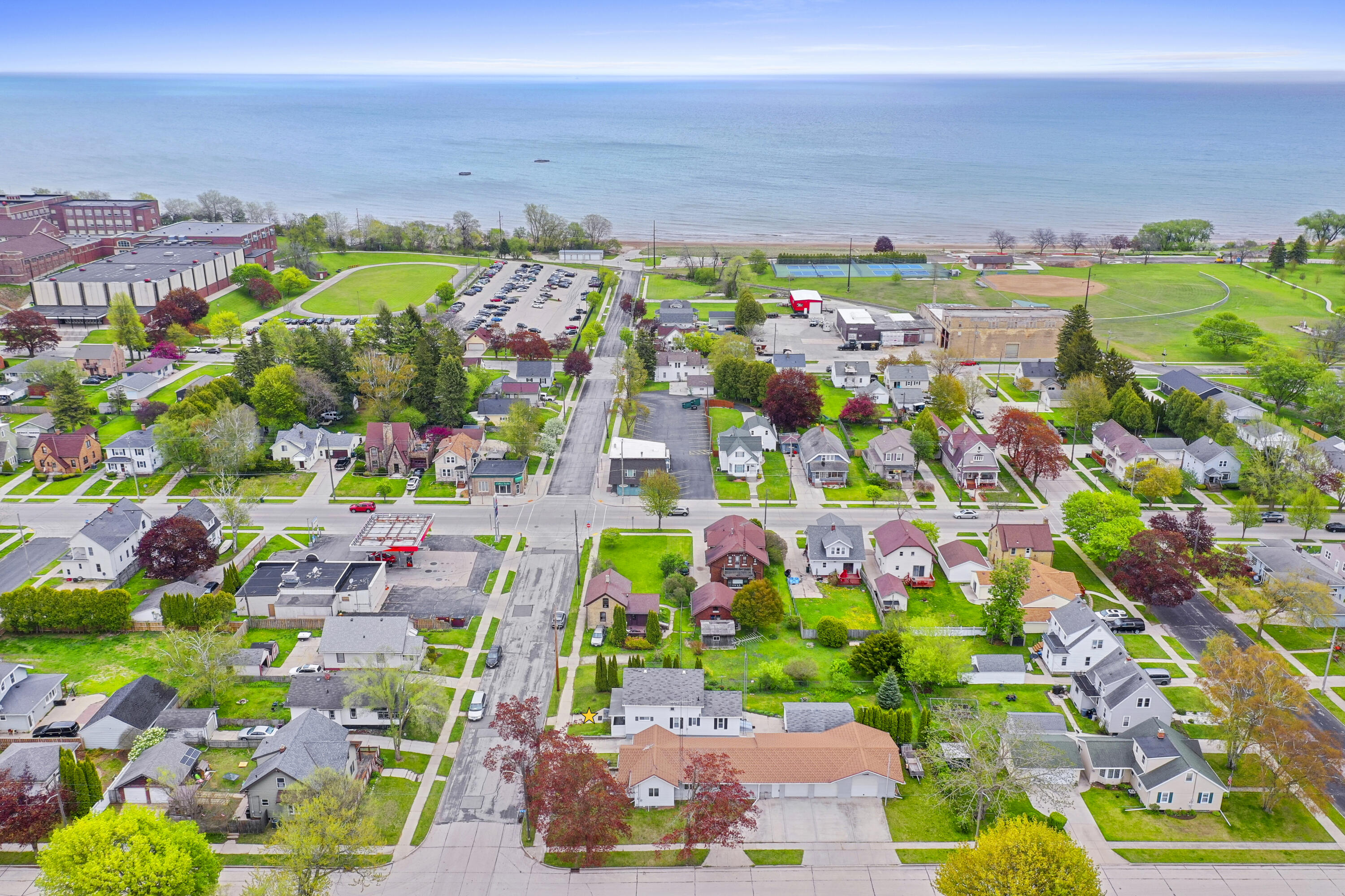 1015 Green Street Manitowoc, WI 54220 - Photo 31 of 46 Birdseye view of the lake