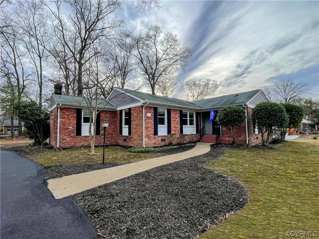 a view of a yard in front of a house