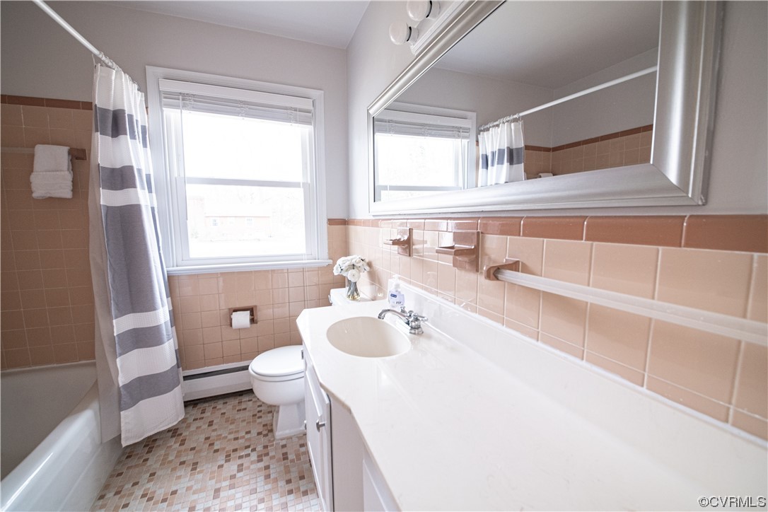 10201 Glendye Road Richmond, VA 23235 - Photo 43 of 50 a bathroom with a sink toilet and tub
