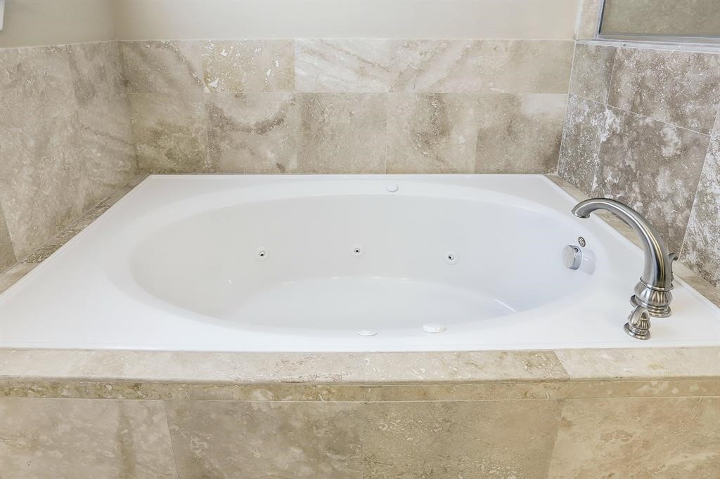 1601 West 24th Street, Unit A Houston, TX 77008 - Photo 24 of 28 a bathroom with a bathtub