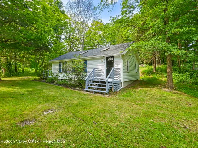 a view of a house with backyard and garden