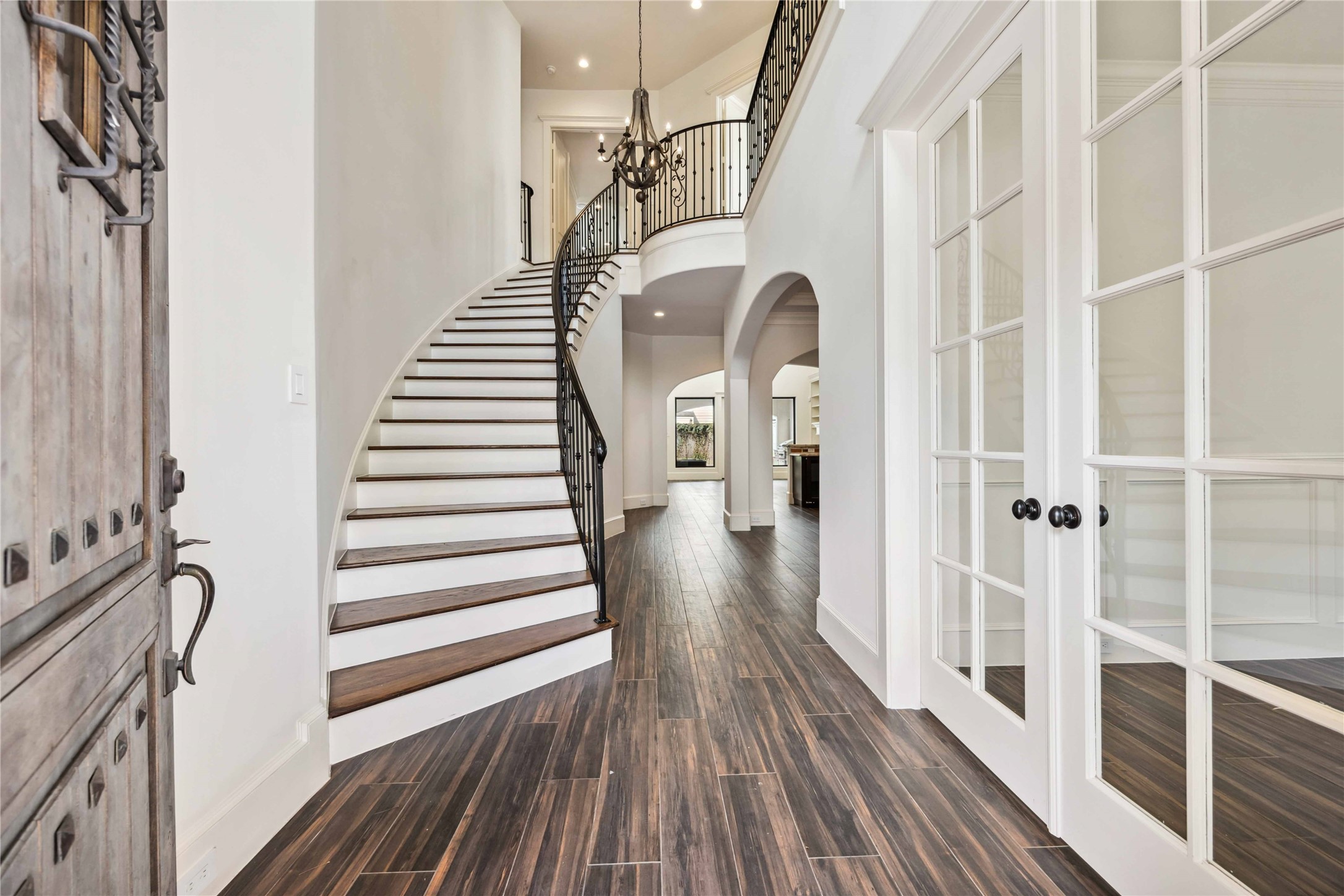 215 Malone Street Houston, TX 77007 - Photo 6 of 48 Grand Entrance