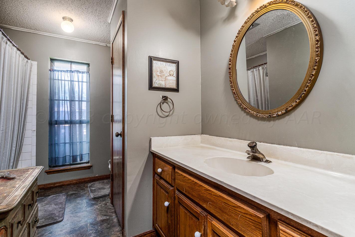 6100 Belpree Road Amarillo, TX 79106 - Photo 19 of 29 Hall Bathroom