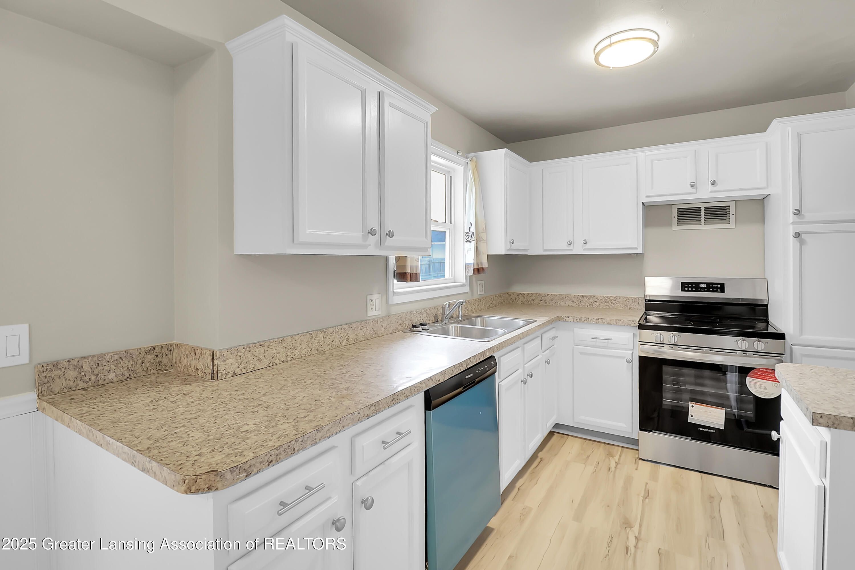 3217 Lawdor Road Lansing, MI 48911 - Photo 7 of 37 IMG_1642
