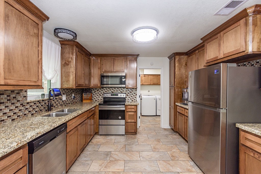 1055 South Anderson Street Angleton, TX 77515 - Photo 8 of 23