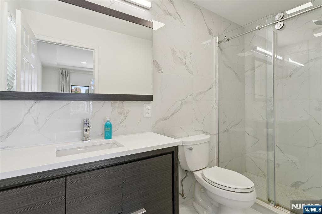 245 Knox Avenue Cliffside Park, NJ 07010 - Photo 25 of 31