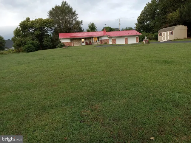 a view of a house with a backyard