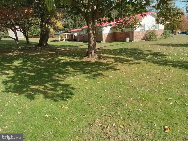 a view of a house with a yard