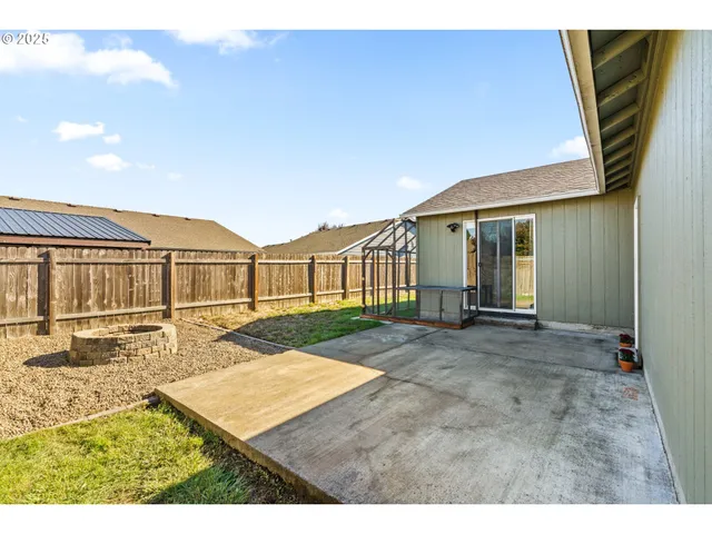 a view of a backyard