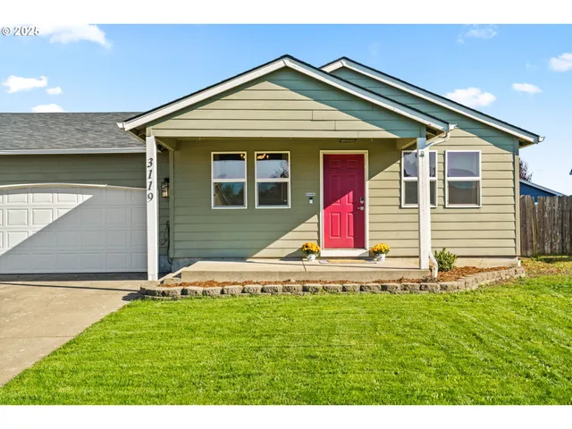a view of a house with a yard and garage