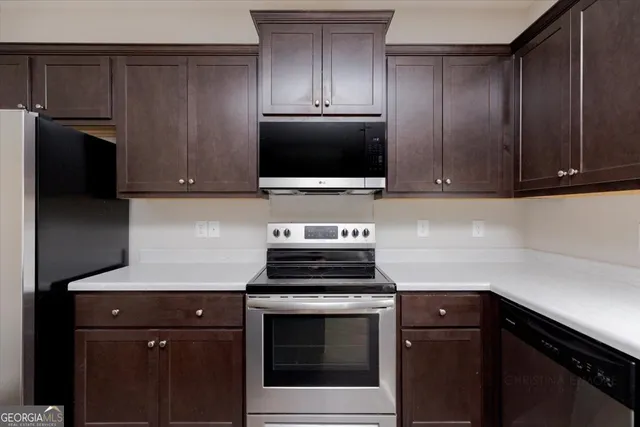 an empty room with closet and a ceiling fan