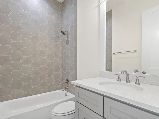 $949,990 | 226 Hydrangea Drive, Smithville, TX 78957