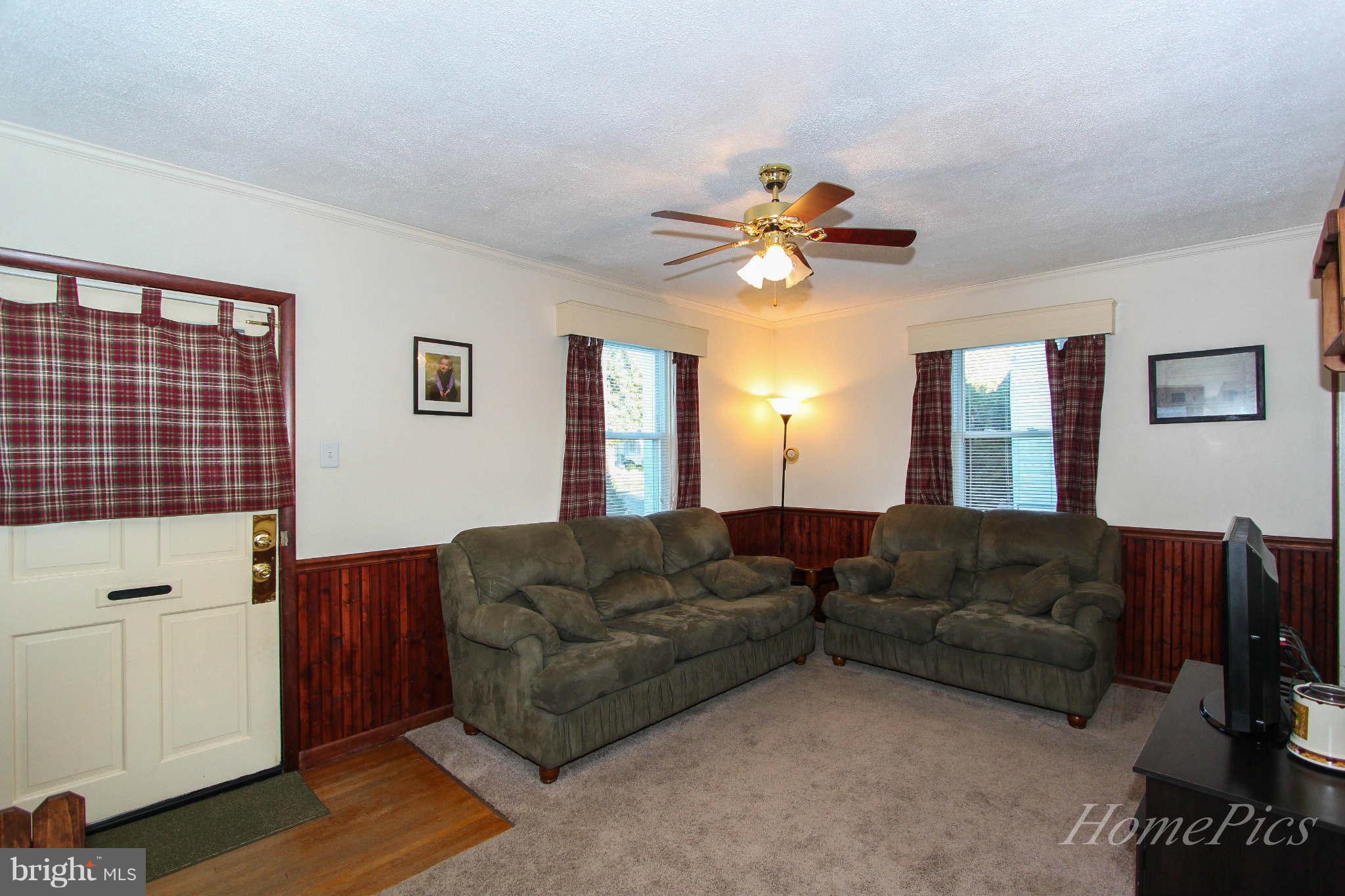 1049 Columbia Road Hagerstown, MD 21742 - Photo 14 of 30 Living Room
