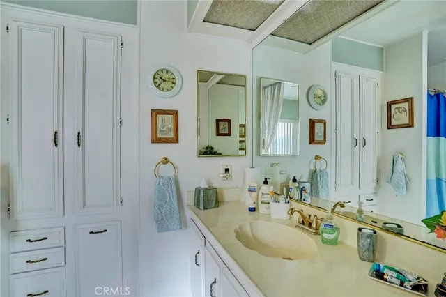 a view of a pathway with a house