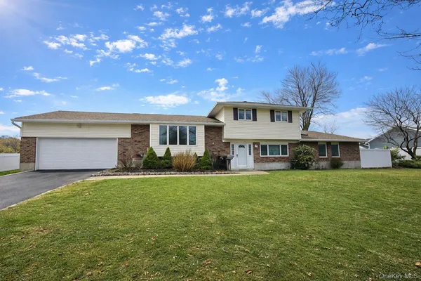 $869,999 | 10 Wisteria Way, Commack, NY 11725