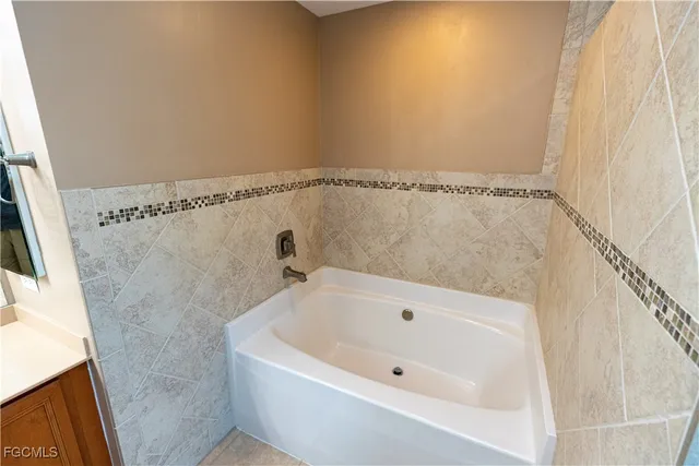 $2,700 | 3073 Northwest 4th Avenue, Cape Coral, FL 33993