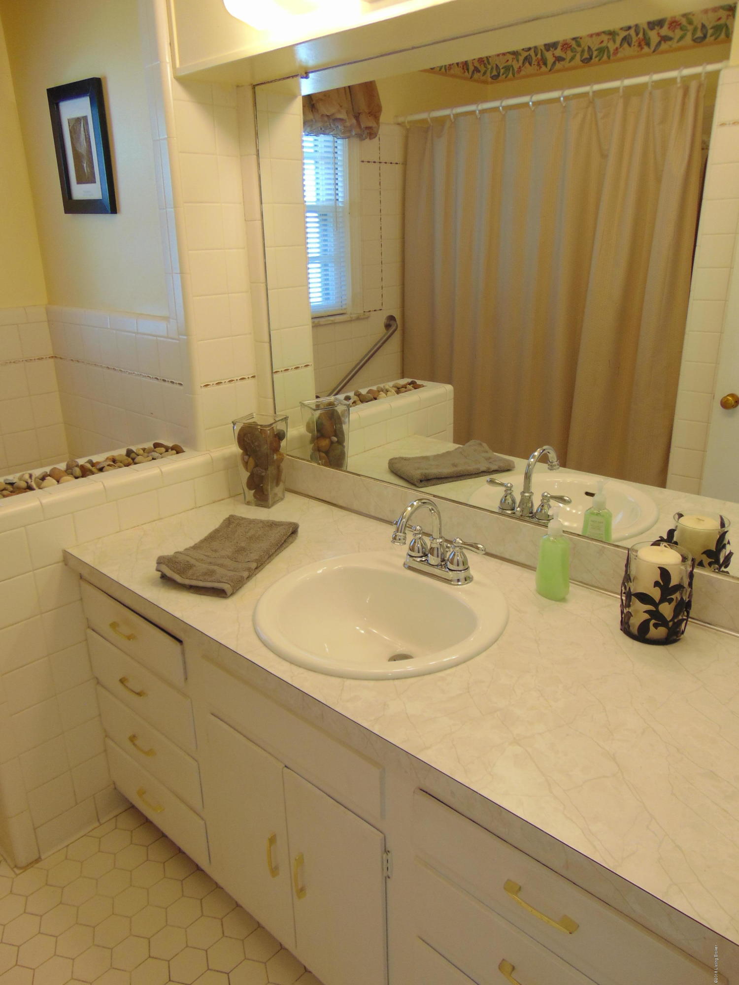4405 Leeds Road Louisville, KY 40216 - Photo 29 of 58 Large Vanity in Full Bath